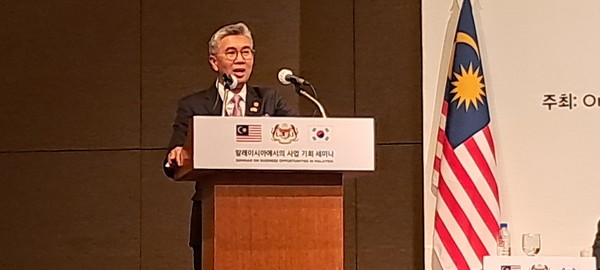 Tengku Zafrul Aziz, Malaysia's Minister of International Trade and Industry (MITI), delivers a speech at a seminar on business opportunities in Malaysia held at Lotte Hotel in Seoul on March 14.