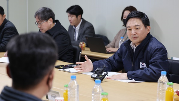 Minister of Land, Infrastructure & Transport Won Hee-ryong (right) visits a construction site in Yeongi-myeon, Sejong City on March 2 to check the operation status, including compliance with safety rules related to tower cranes, and holds a meeting with officials.