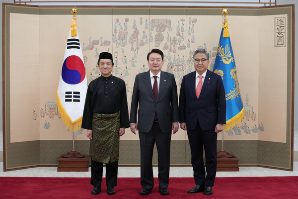 Presdient Yoon Suk-yeol is flanked on the left by newly accreted Ambassador Datuk Lim Juay Jin of Malaysia in Seoul and Minister of Foreign Affairs Park Jin. Many people in Korea look forward to brisk activities of Ambassador Lim in Seoul in view of the fact that he began his tour of duty in Korea at a time when Korea is led by foreign relations-friendly President Yoon. Foreign Minister Park is also noted for his personal interest in the promotion of relations, cooperation and friendship between Korea and Malay and many other countries of the world.