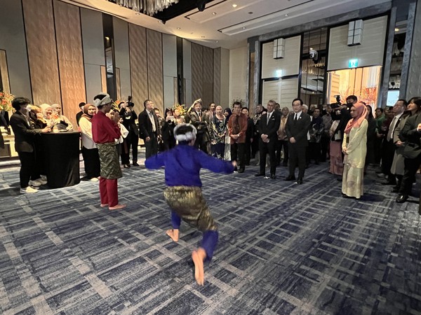 Malaysian dancers introduce their country’s folk dances in front of Korean, Malaysian and international guests.  Ambassador Lim (in brown jacket and black trousers about the middle of the watchers) is seen with Malaysian International Trade Minister Tengku Zafrul Aziz and Korean Vice Foreign Minister Lee Do-hoon right and second from right from Ambassador Lim.