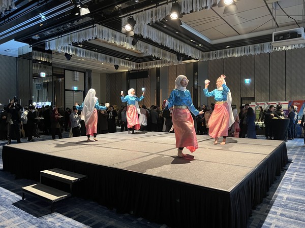 Lady dancers of Malaysia presented a number of beautiful traditional Malaysian dances winning the admiration of many guests.