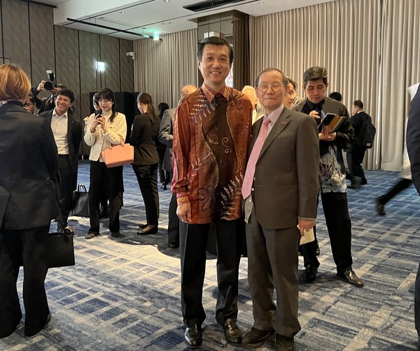 Ambassador Datuk Lim Juay Jin of Malaysia in Seoul (left) poses with Publisher-Chairman Lee Kyung-sik of The Korea Post media, publisher of 3 English and 2 Korean-language news publications since 1985.