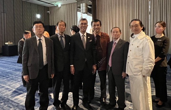 Minister of International Trade and Industry Tengku Zafrul Aziz of Malaysia and Ambassador Datuk Lim Juay Jin of Malaysia in Seoul (third and fourth from left, respectively) pose with Publisher-Chairman Lee Kyung-sik of The Korea Post media (fifth from left) with his reportorial team Managing Director Kevin Lee and Vice Chairman Choe Nam-suk (left and second from left). Vice Chairman (Art & Culture) Sion Khan and a hard-working member of the Four Seasons Hotel (the venue) are seen sixth and seventh from left, respectively. 