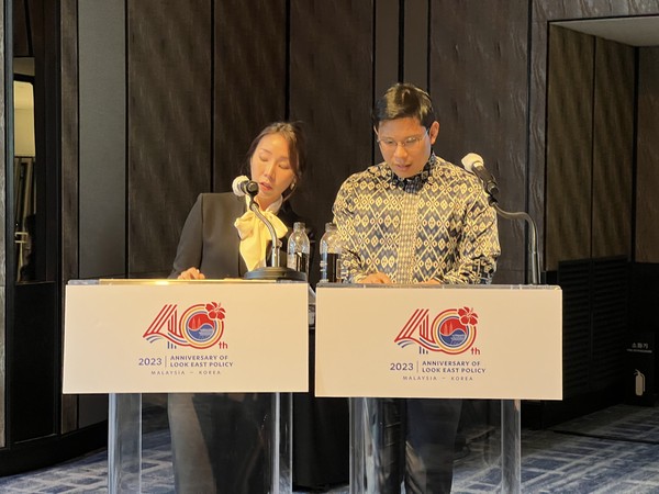주한 말레이시아 대사관 직원 2명이 2023년 3월 15일 서울 포시즌스 호텔에서 열린 룩 이스트 정책 40주년 기념 리셉션에서 사회를 보고 있다.