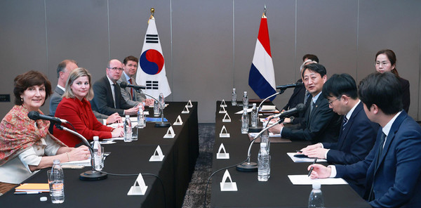Minister for Trade Ahn Duk-geun (third from right) holds talks with Liesje Schreinemacher, the Dutch Minister for Foreign Trade and Development Cooperation, at the JW Marriott Hotel in Seocho-gu, Seoul on March 14.