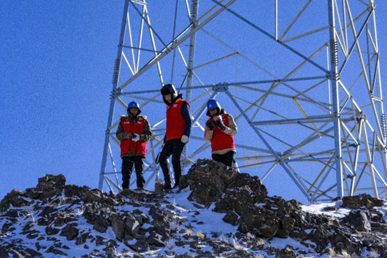 Staff members of Ngari branch of State Grid Corporation of China go on an inspection tour along the Ngari-central Tibet Power Grid Interconnection Project. (Photo by Xu Yuyao/People's Daily)