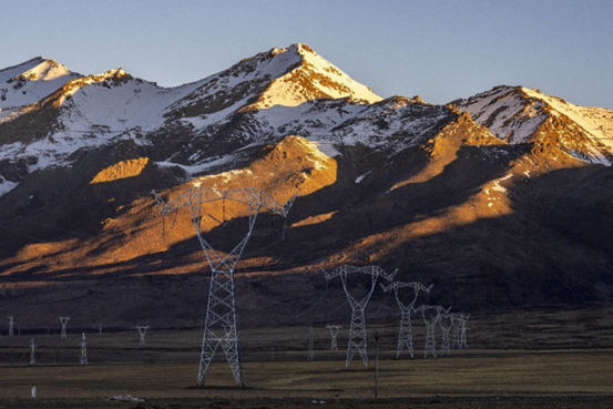Photo shows electricity transmission towers of the Ngari-central Tibet Power Grid Interconnection Project in Ngari prefecture, southwest China's Tibet autonomous region. (Photo by Xu Yuyao/People's Daily) 