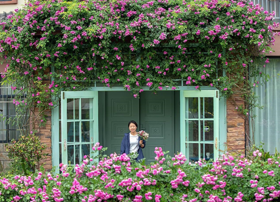 A villager decorates her courtyard with flowers to attract tourists for her B&B hotel in Maoling village, Chun'an county, Hangzhou, east China's Zhejiang province. (Photo by Mao Yongfeng/People's Daily Online)