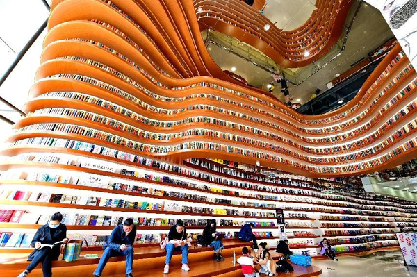 Citizens read books in a book store in Siming district, Xiamen, southeast China's Fujian province, March 4, 2023. (Photo by Zhu Haipeng/People's Daily Online)