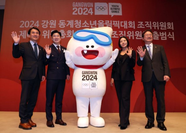 Gangwon Gov. Kim (far left) and Minister of Culture, Sports and Tourism Park Bo-gyoon (far right) pose with Olympic shooting champion Jin Jong-oh ( second from left), and Olympic speed skating champion Lee Sang-hwa during a ceremony in Seoul on Feb. 21, celebrating the launch of the second organizing committee for the 2024 Winter Youth Olympics after the gold medalists were appointed co-heads of the committee.
