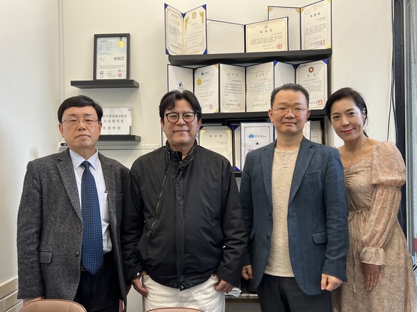 ​(From left) Managing Editor Kevin Lee of The Korea Post, CEO Hong Ki-sung, Director Steve Kim and AD Marketing Head Lee So-yoon of Born Startraining Center.