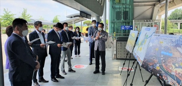 Baek Un-seok, head of the operations headquarters of the organizing committee, reports on the progress of the Suncheonman International Garden Expo to journalists.