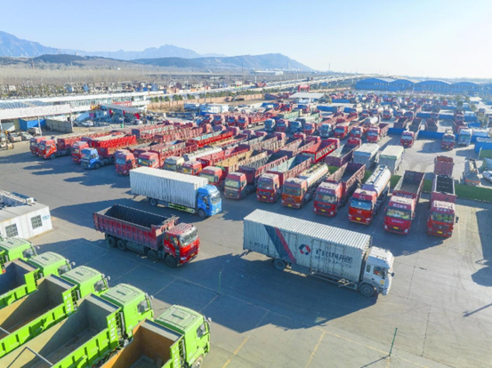 Trucks are seen in a logistics park in Jiyuan, central China's Henan province, Jan. 29, 2023. (Photo by Li Peixian/People's Daily Online)