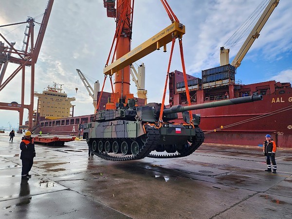 폴란드 그드니아 항구에 도착한 K2 전차 모습