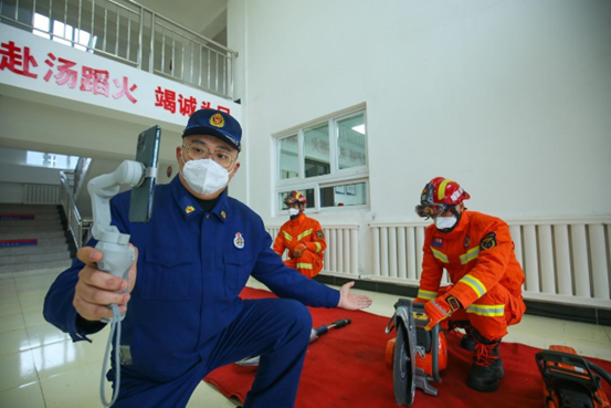 Firefighters in Hutubi county, Changji Hui autonomous prefecture, northwest China's Xinjiang Uygur autonomous region, shares fire safety tips via livestreaming. (Photo by Tao Weiming/People's Daily Online)