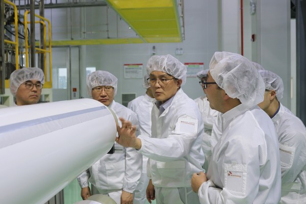 SK IE Technology President Kim Cheol-jung (center) is visiting the SK IE Technology production facility in Changzhou, China on March 14.