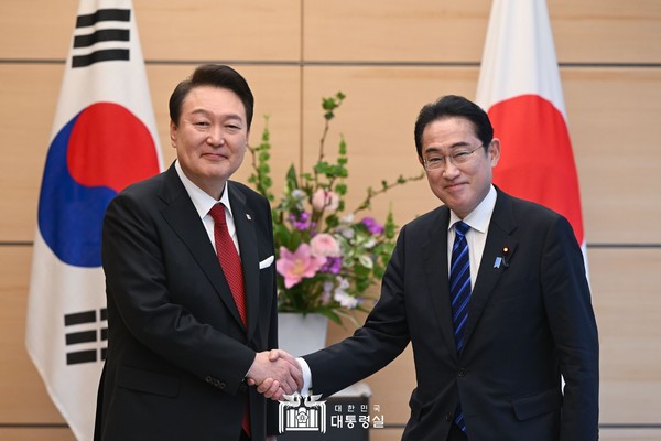 President Yoon Suk-yeol (left) shakes hands with Prime Minister Fumio Kishida of Japan at the Official Residence of the Japanese Prime Minister in Tokyo, Japan, on the afternoon of March 16, 2023