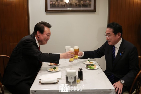 President Yoon and Prime Minister Kishida of Japan (left and right) have a cozy, private meeting, toasting a glass of beer with each other on March 16, 2023.