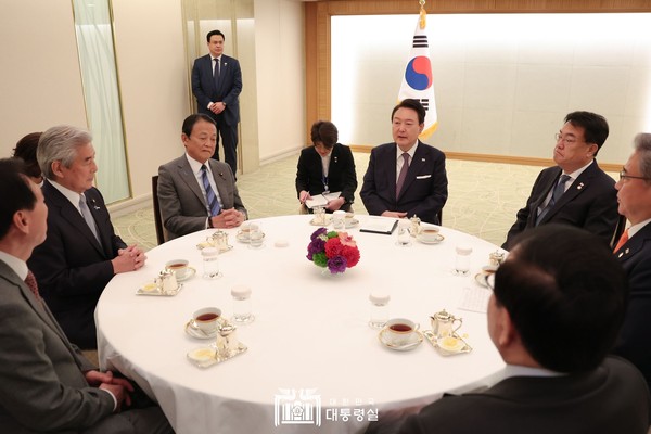 President Yoon, seated in front of the Taegeuk-ki (Korean flag) and sixth from left, has an informal meeting with the leading members of Korea-Japan Cooperation Committee on March 17, 2023.