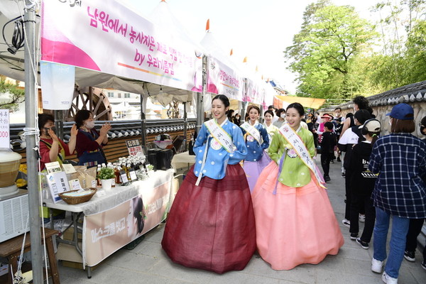 Miss Chunhyang ladies are meeting tourists on Gwanghalluwon Street.