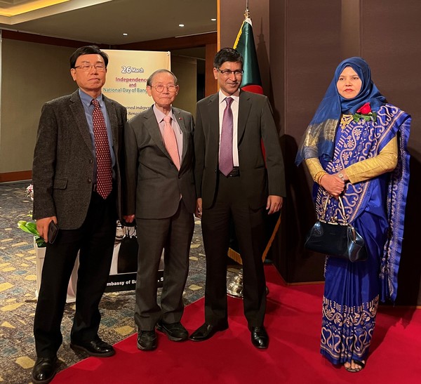 Ambassador and Mrs. Delwar Hossain of Bangladesh (third and fourth from left) pose with Publisher-Chairman Lee Kyung-sik of The Korea Post media and Managing Editor Kevin Lee (2nd from left and 3rd from left, respectively).