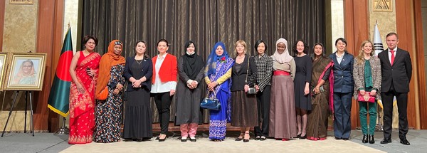Mrs. Delwar Hossain, spouse of the ambassador of Bangladesh ( 6th from left ) poses with the spouses of other ambassadors in Seoul.
