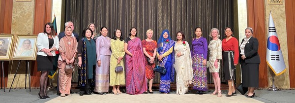 Mrs. Delwar  Hossain ( 8th form left, front row) of Bangladesh poses with more spouses of the ambassadors in Seoul.