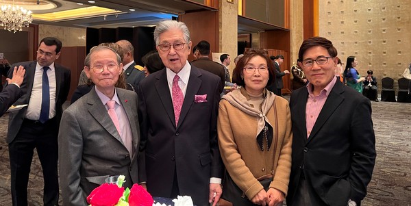 Noted Korean businessman, Tongsun Park (second from left) poses with Publisher-Chairman Lee Kyung-sik of The Korea Post media (left) and President and Mrs. Kim Hyung-dae of The Korea Post (far right and second from right)