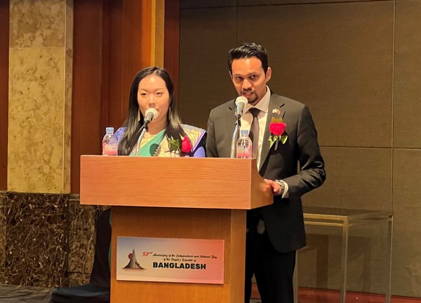Two staffers at the Embassy of Bangladesh emcee the event in impeccable Korean and English languages.