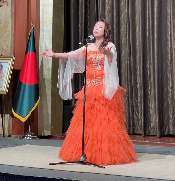 A Korean woman  singer performs at the reception.