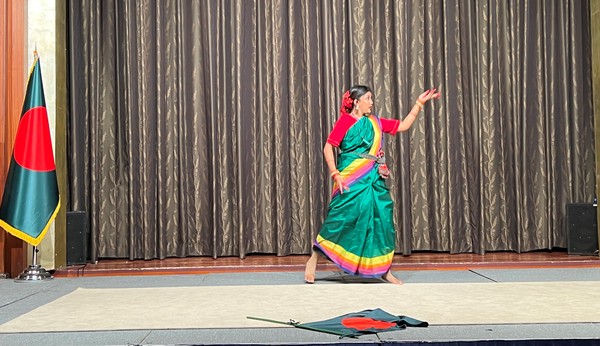 7A Bangladesh dancer presents a traditional dance at the reception held at Lotte Hotel in Seoul on March 27, 2023—attracting great attention from the guests.