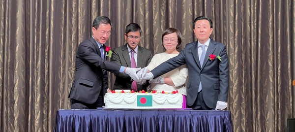 Ambassador Delwar Hossain of Bangladesh and Director General Lee Kyung-ah of the Public Diplomacy & Cultural Affairs of the Ministry of Foreign Affairs (second and third from left, respectively) cut a congratulatory cake with Rep. Yoon Young-deok of the Democratic Party (left) and Honorary Consul General David Kim of Bangladesh. 