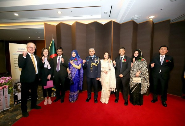 Ambassador and Mrs. Delwar Hossain of Bangladesh (3rd and 4th from left, respectively) pose with Chairman Sung Ki-hak of the Youngone Corp. (left) and his daughter (Ms. Sung Nae-eun) 2nd from left, along with Defense Attache  Defense Attache and Mrs. A. F. M. Shamimul Islam (5th and 6th from left, respectively), Counsellor and Mrs. Md. Mizanur Rahman (7th and 8th from left, repectively), and Honorary Consul General David Kim (far right).