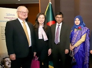 Ambassador and Mrs. Delwar Hossain of Bangladesh (3rd and 4rth from left, respectively) pose with Chairman Sung Ki-hak of the Youngone Corp. (far left) and Chairman Sung's daughter, Ms Sung Nae-Eun.
