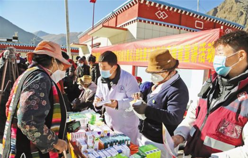 Doctors of a hospital in Qonggyai county, Shannan, southwest China's Tibet autonomous region send free drugs to residents. (Photo from Tibet Daily)