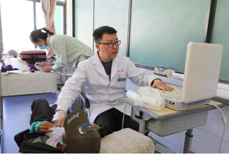 A congenital heart disease screening activity is held for local children in Saga county, Shigatse, southwest China's Tibet autonomous region.. (Photo from Tibet.cn)