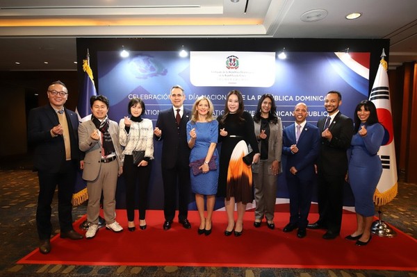 Ambassadors and their spouses pose with Chairperson Kim Jiyoung of Global Culture & Economy Link (sixth from left) at the celebration venue of the National Day of the Dominican Republic.