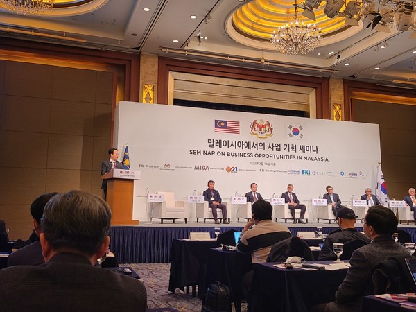 Vice President Bang Chan-young of Saemi Corp. (left on the podium) gives a lecture on the success of the company's trade deal with a Malaysian company at a Malaysian investment explanatory meeting held at Lotte Hotel in Seoul on March 14, 2023.