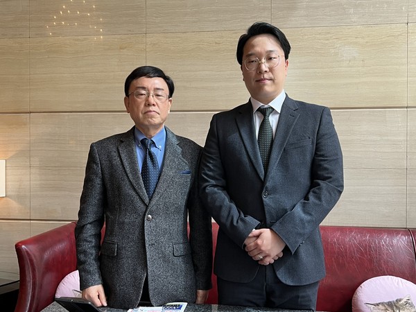Vice President Bang Chan-young of Saemi Corp. (right) and Managing Editor Kevin Lee of The Korea Post media pose for the camera after holding an interview at Lotte Hotel in Seoul.