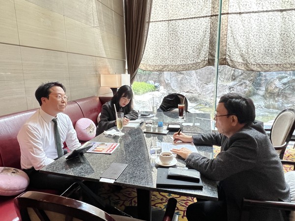 Vice President Bang Chan-young of Saemi Corp. (left) answers questions from Managing Editor Kevin Lee of The Korea Post media during an interview held at Lotte Hotel in Seoul.