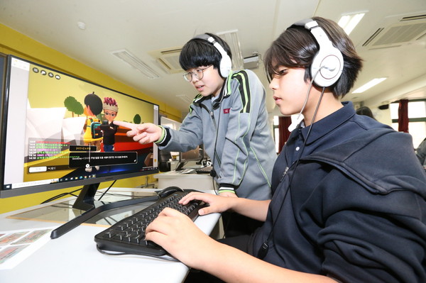 메타버스 '빌려쓰는 지구월드'를 시범 체험하고 있는 서울 상계중 학생들