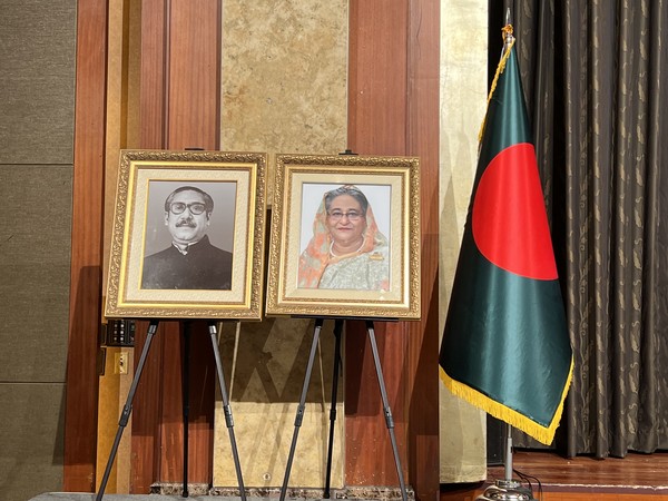 방글라데시 국가 지도자이자 국가의 아버지인 셰이크 무지부르 라만(왼쪽)의 사진과 셰이크 하시나 총리의 사진이 행사장안에 진열되어 있다.