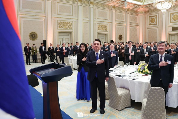 President Yoon Suk-yeol and first lady Kim Keon-hee on March 27 salute the national flag at a banquet held at Yeongbingwan, the guesthouse of Cheong Wa Dae, for the heads of diplomatic missions abroad.