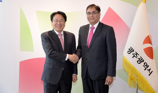 Ambassador Amit Kumar of India in Seoul (right) shakes hands with Mayor of Gwangju Kang Gi-jung.