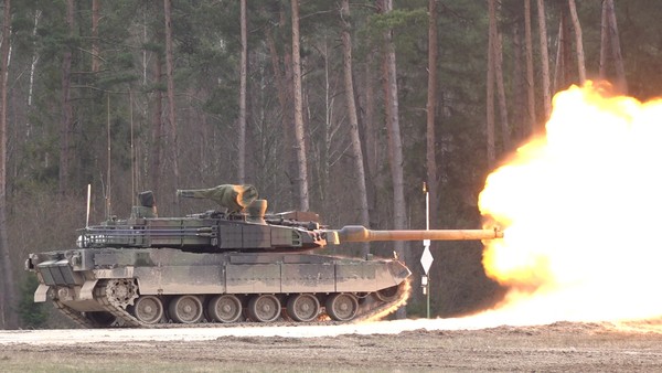 폴란드에서 포 사격 시험 중인 K2 전차의 모습.