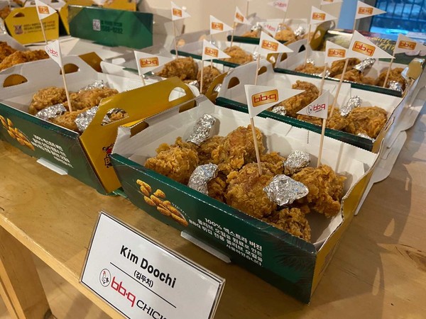 지난 31일 오후, 제너시스BBQ가 주한영국대사관의 영국의 밤에서 김두치 등 11종의 BBQ 치킨을 선보였다.