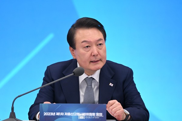 President Yoon Suk-yeol on March 28 speaks at the first meeting of the Presidential Committee on Ageing Society and Population Policy at Yeongbingwan, the guesthouse of Cheong Wa Dae. / Courtesy of the Office of the President