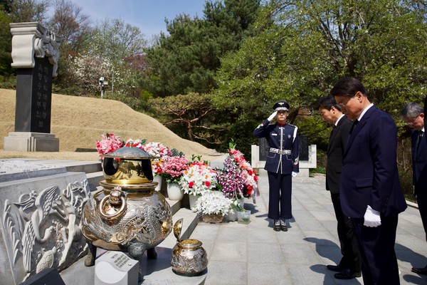 최정우 포스코그룹 회장이 3일 국립서울현충원을 찾아 박정희 대통령과 박태준 초대회장 묘소를 참배하고 있다.