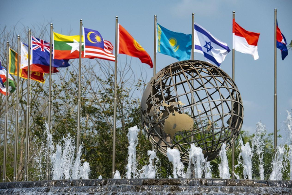 Photo shows national flags in front of the Boao Forum for Asia International Conference Center in Boao, south China's Hainan province. (Photo by Meng Zhongde/People's Daily Online)