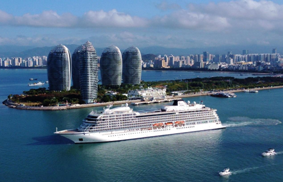 A cruise ship departs from the Phoenix Island in Sanya, south China's Hainan province. (Photo by Ye Longbin/People's Daily Online)